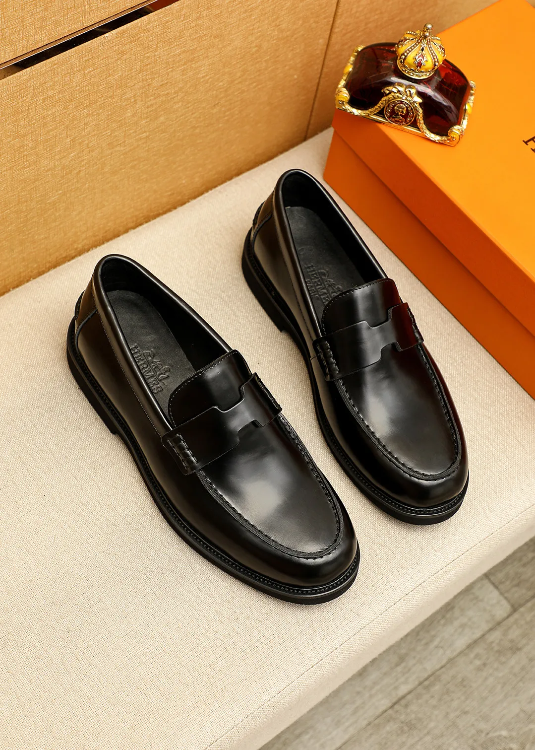 Men's shoes 💰460 💐 Product trademark: HERMES "Hermès" casual leather shoes Regular size: 38-44 (45.46🉑️customized) Product materials: Selected imported first-layer open-edge beaded cowhide leather upper + luxury hardware buckle, imported water-dyed 🐂 cowhide lining. Strong three-dimensional visual effect, foam outsole Color: 4⃣️colors available